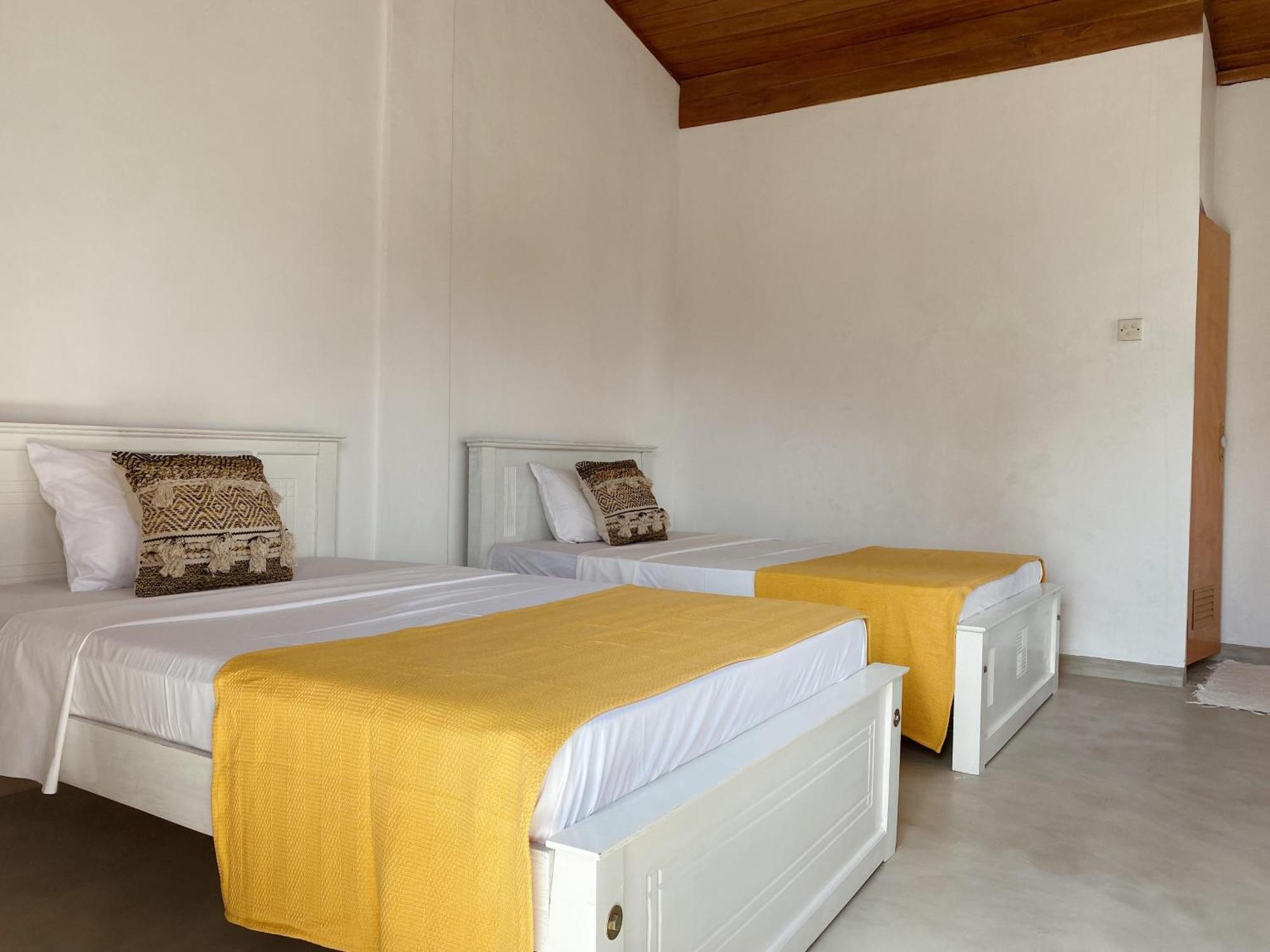 Together Beach House Midigama Timur Bagian luar foto